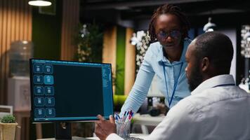 equipo de negro eso expertos utilizar en línea ai asistente a automatizar texto Generacion y resolver diario tareas, mejorar productividad a el oficina. integración de avanzado algoritmos y digital herramientas. cámara b. video