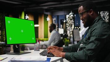 grön skärm på dator övervaka med svart allmän direktör säkerställa Framgång, arbetssätt i kontor efter timmar. brainstorming lösningar för utveckling med en givande tillväxt syn. kamera a. video