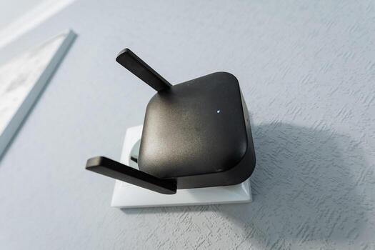 un Wifi rango extensor tapones dentro un pared enchufe a aumentar conectividad en tu hogar o oficina, Proporcionar un más fuerte, más de confianza señal para dispositivos me gusta teléfonos inteligentes, tabletas, y ordenadores foto