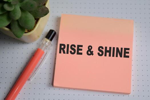 concepto de subir y brillar escribir en pegajoso notas aislado en de madera mesa. foto