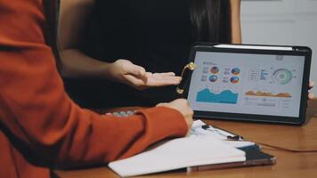 Due persone siamo utilizzando un' tavoletta computer per mostrare grafici video