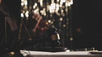 un' giudici martelletto e un' libro su un' tavolo con un' leggero sfondo video