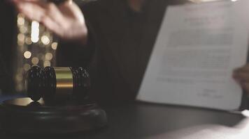 en domarens klubban på en trä- tabell med en papper i främre av den video