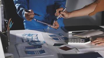 dos personas trabajando en un computadora con un calculadora y documentos video