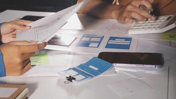 uma pessoa é segurando uma peça do papel e uma célula telefone video