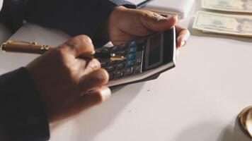 en man är använder sig av en kalkylator till Beräkna de belopp av pengar han har video