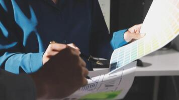 un hombre es participación un color gráfico mientras otro persona es mirando a eso video