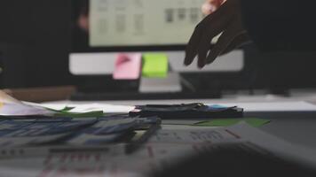 un' persona è utilizzando un' computer per rendere un' design video