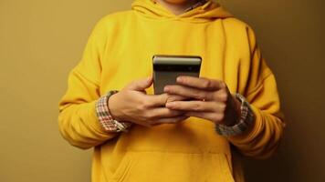 amarillo onda. sacudida manos con un colgando androide teléfono. un persona manos sacudida como ellos tratar a interactuar con un congelado teléfono. el móvil teléfono rompió y congeló video