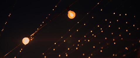 en skön visa av blinkande sträng lampor belysande de kväll himmel, skapande en magisk atmosfär med värma glöd och bländande slingor video