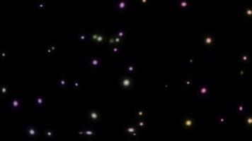 lysande Flerfärgad bokeh partiklar med alfa kanal animation. flytande ljus partiklar täcka över med mjuk glöd rörelse effekt. lysande klot med mjuk lysande partikel och fläck dynamisk ljus täcka över video