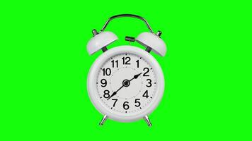 animerad täcka över av en årgång larm klocka Timelapse på krom nyckel grön bakgrund. klassisk analog klocka som visar snabb tid textavsnitt, symboliserar deadline, tid tryck, midnatt eller förlorat timmar. video