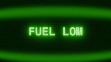 gammal grön TV skärm som visar text bränsle låg visas i slumpmässig tekniskt fel och kodning stil video