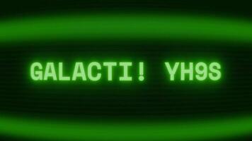 oud groen TV scherm tonen tekst galactisch kern verschijnen in willekeurig glitch en codering stijl video