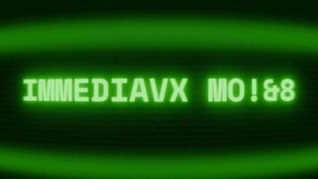 oud groen TV scherm tonen tekst onmiddellijk evacueren verschijnen in willekeurig glitch en codering stijl video