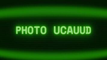 velho verde crt tela mostrando texto foto Envio aparecendo dentro aleatória falha e codificação estilo video