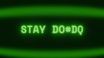 oud groen crt scherm tonen tekst blijven naar beneden verschijnen in willekeurig glitch en codering stijl video