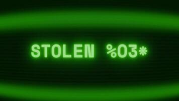 gammal grön crt skärm som visar text stulen data visas i slumpmässig tekniskt fel och kodning stil video
