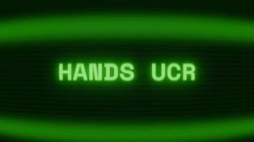 antiguo verde crt pantalla demostración texto manos arriba apareciendo en aleatorio falla y codificación estilo video