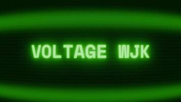 gammal grön crt skärm som visar text Spänning låg visas i slumpmässig tekniskt fel och kodning stil video