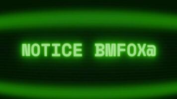 gammal grön crt skärm som visar text lägga märke till utfärdad visas i slumpmässig tekniskt fel och kodning stil video