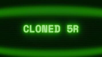 oud groen crt scherm tonen tekst gekloond ID kaart verschijnen in willekeurig glitch en codering stijl video