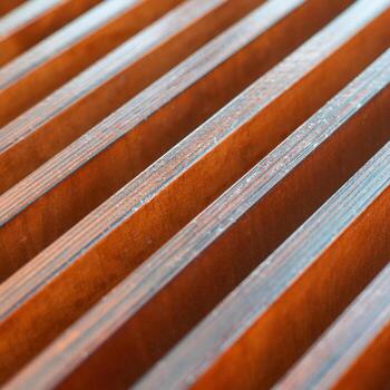 de cerca de de madera listones con marrón textura y simétrico líneas creando un geométrico modelo. foto