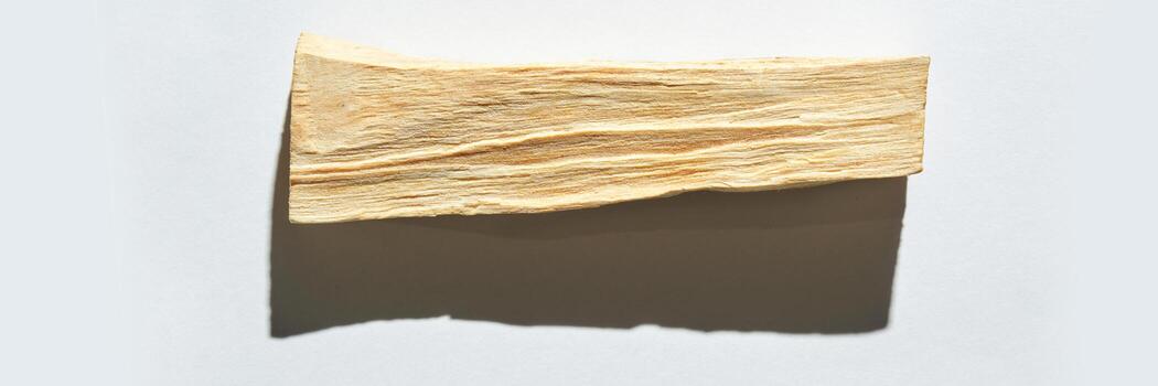 texturizado rectangular de madera bloquear en blanco antecedentes con oscuridad. foto