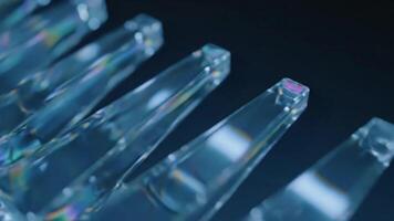 makro närbild av ljus reflekterande genom klar, fasetterad kristall objekt mot en mörk bakgrund, abstrakt konstnärlig sammansättning video