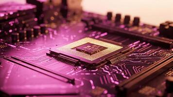 gedetailleerd macro visie van een computer microchip geïnstalleerd Aan een stroomkring bord, presentatie van de complex intern hardware en elektronica in neon magenta verlichting video