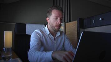 en företag professionell entusiastiskt arbetssätt på en bärbar dator i en modern arbetsyta miljö video