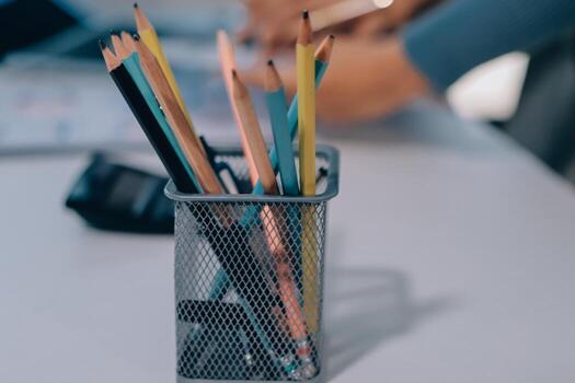 un persona es utilizando un computadora y lapices en un metal envase foto