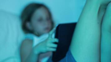 en ung flicka spelar en spel på henne läsplatta som omgivande belysning övergångar genom vibrerande färger, skapande en dynamisk och trogen atmosfär för tech och livsstil projekt video