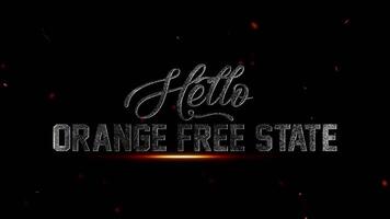 Hola naranja gratis estado, poderoso cinematográfico texto mostrar, exhibiendo texturizado metálico letras mejorado por un vibrante, ardiente resplandor y reluciente partículas en un oscuro, misterioso video
