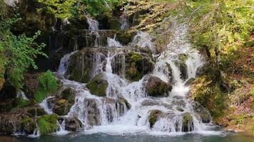 långsam rörelse statisk Drönare se av bereg vattenfall kaskad och turkos slå samman video