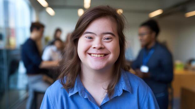 mujer con abajo síndrome sonrisas en moderno oficina ajuste durante tiempo de día foto