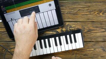 Using an ipad to play a keyboard video