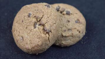 olika sötsaker är visas på en mjukt roterande bakgrund. video