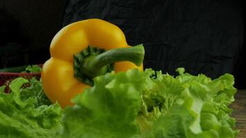 de peppar och sallad är placerad på en mjukt roterande visa. video