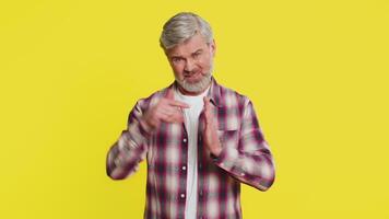 mogna man be för donationer med uppriktig begäran uttryck. kille gester med händer pekande ner, kallelse för Stöd för ett initiativ eller projekt hjälp donationer, känslor av tacksamhet och hoppas video