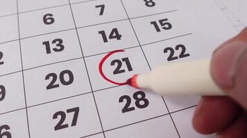 avvicinamento di calendario con cerchiato Data evidenziato nel rosso marcatore per programmazione e pianificazione video