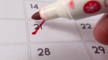 highlighting datum siffra 21 på en kalender, med en djärv röd korsa mark betona ett Viktig påminnelse eller planerad händelse. video