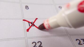 märkning de datum siffra 15, fokusera på de siffra markerad med en röd korsa på de kalender. representerar deadlines, påminnelser, planera, och tid förvaltning video