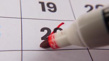 highlighting datum siffra 26 på en kalender, med en djärv röd korsa mark betona ett Viktig påminnelse eller planerad händelse. video