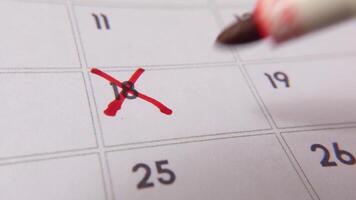 marcatura il Data numero 18, messa a fuoco su il numero evidenziato con un' rosso attraversare su il calendario. rappresenta scadenze, promemoria, pianificazione, e tempo gestione video
