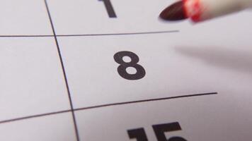 highlighting datum siffra 8 på en kalender, med en djärv röd korsa mark betona ett Viktig påminnelse eller planerad händelse. video