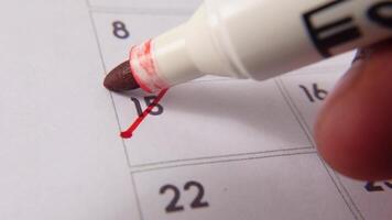 märkning de datum siffra 15, fokusera på de siffra markerad med en röd korsa på de kalender. video
