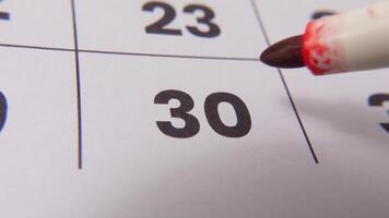 destacando fecha número 30 en un calendario, con un negrita rojo cruzar marca enfatizando un importante recordatorio o programado evento. video