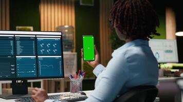 isolerat krom nyckel på mobil telefon med företag chef, arbetssätt på Rapportera skrivning och granskning data analys sent på natt i kontor. specialist byggnad företag strategi. kamera b. video