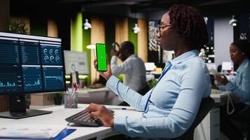 geïsoleerd chroma sleutel Aan mobiel telefoon met bedrijf manager, werken Aan verslag doen van schrijven en herzien gegevens analytics laat Bij nacht in kantoor. specialist gebouw bedrijf strategie. camera a. video